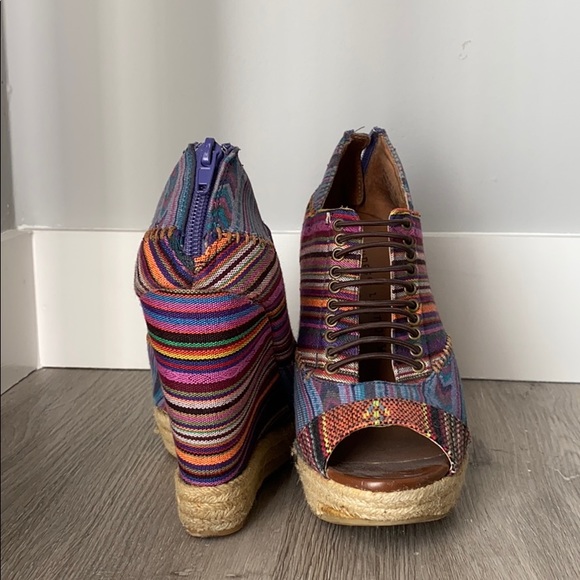 Chinese Laundry Wedges - Picture 2 of 3